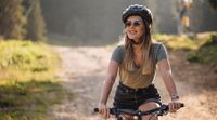 Eine Radfahrerin genie&szlig;t ihren Urlaub in Hallenberg ganz gem&uuml;tlich in der Natur