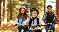 Eine Familie erfreut sich im Sauerland an einer Fahrradtour in der Natur